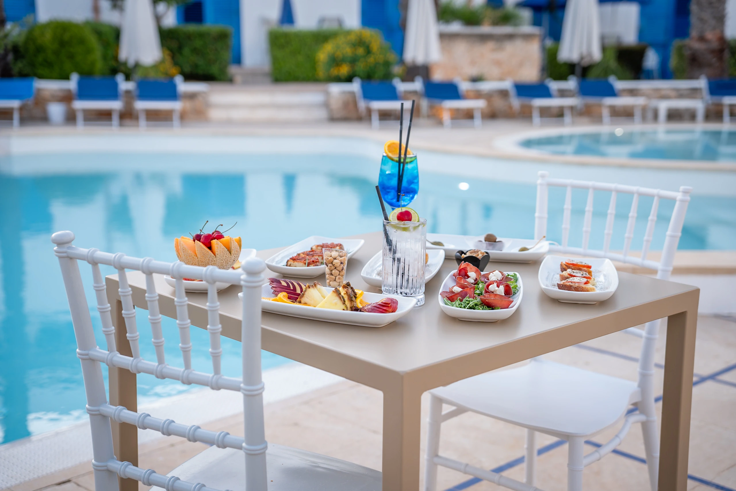 Aperitivo su un tavolo affacciato sulla piscina