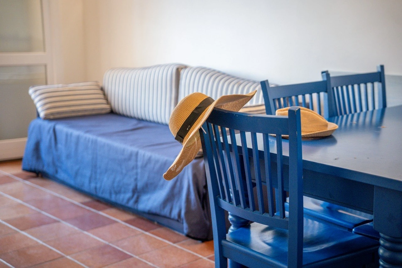 Zona giorno Family con divano e tavolo blu