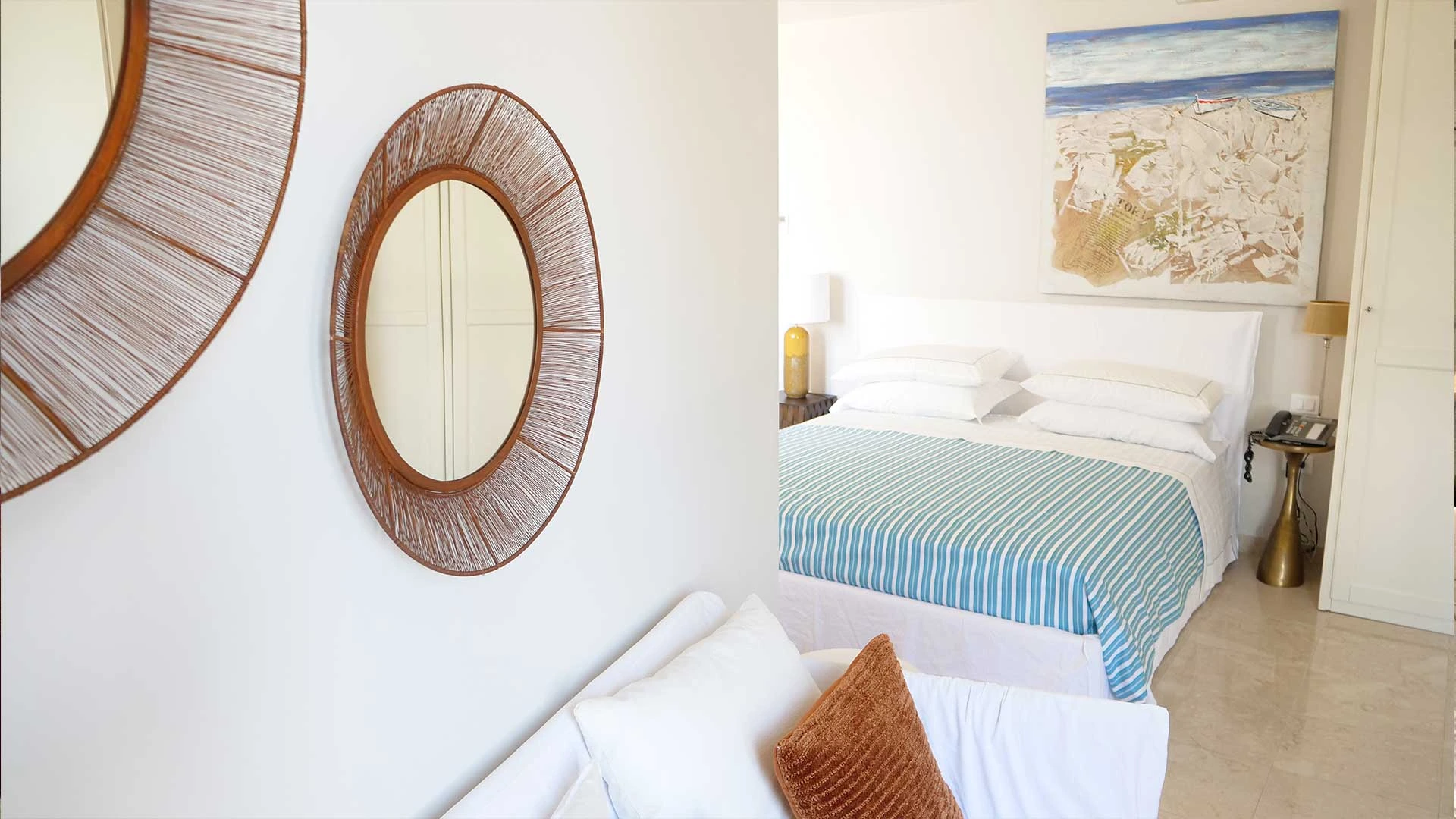 Interno Suite con specchio ovale e camera da letto