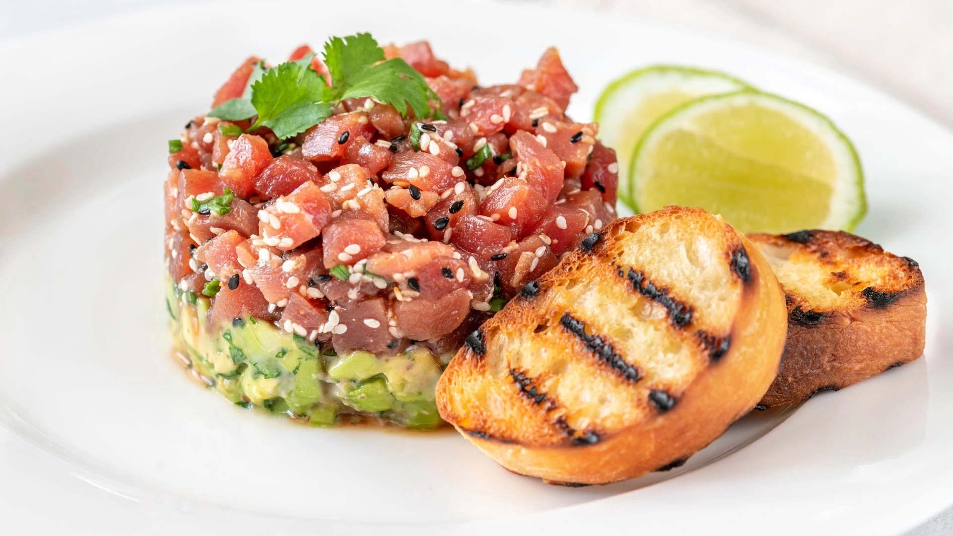Specialità di pesce con crostini e limone