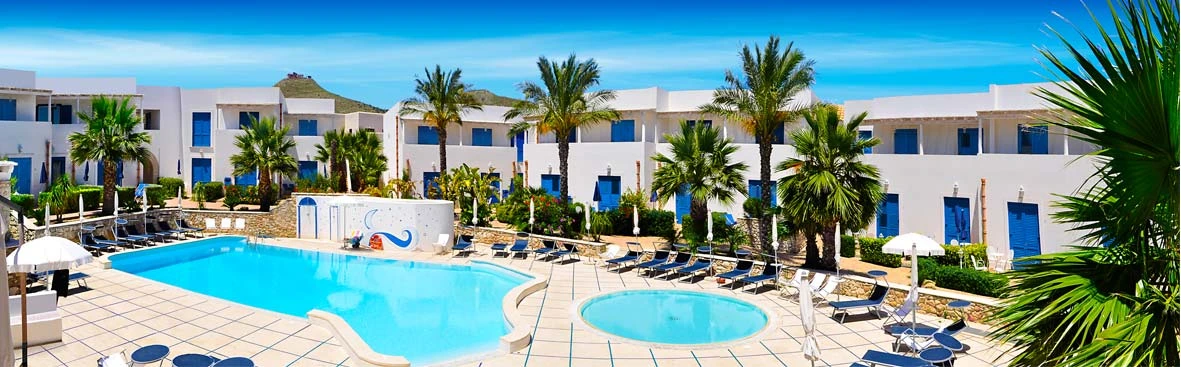 Panorama della piscina di Cala La Luna Resort