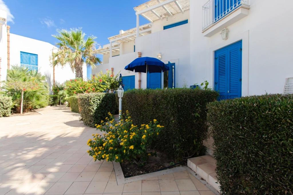Sentiero nel giardino mediterraneo di Cala La Luna