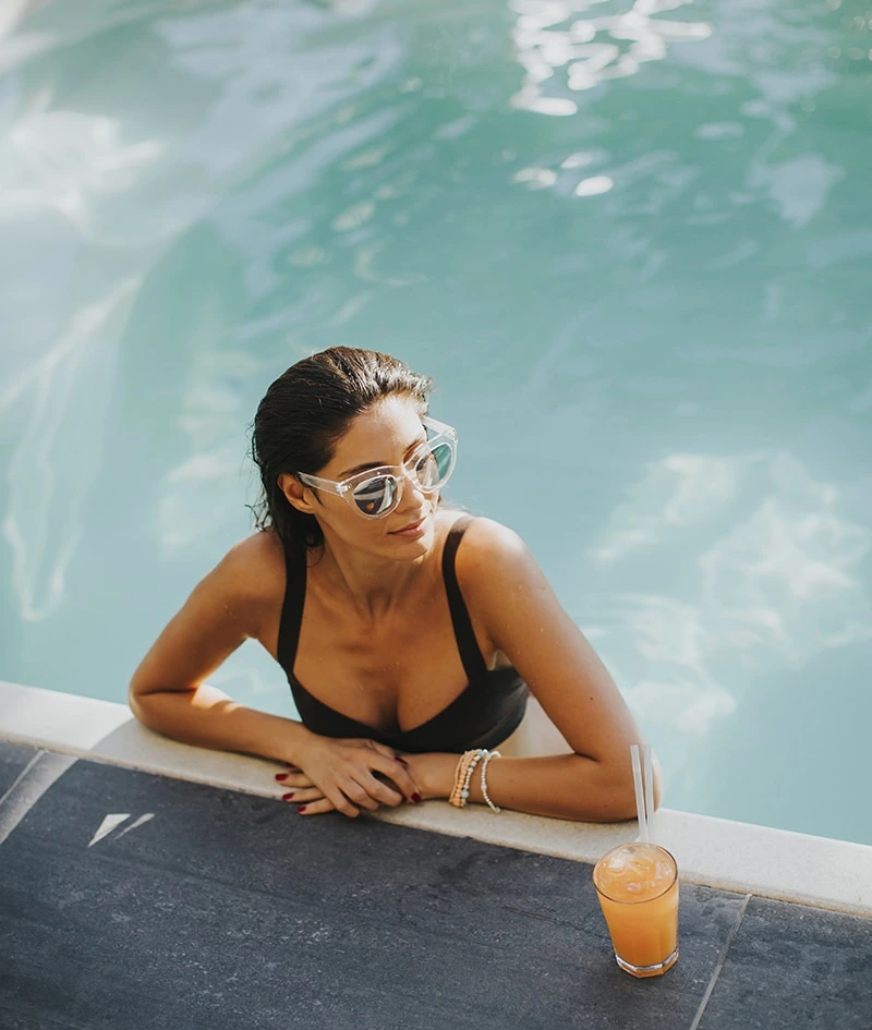 Un momento di relax in piscina