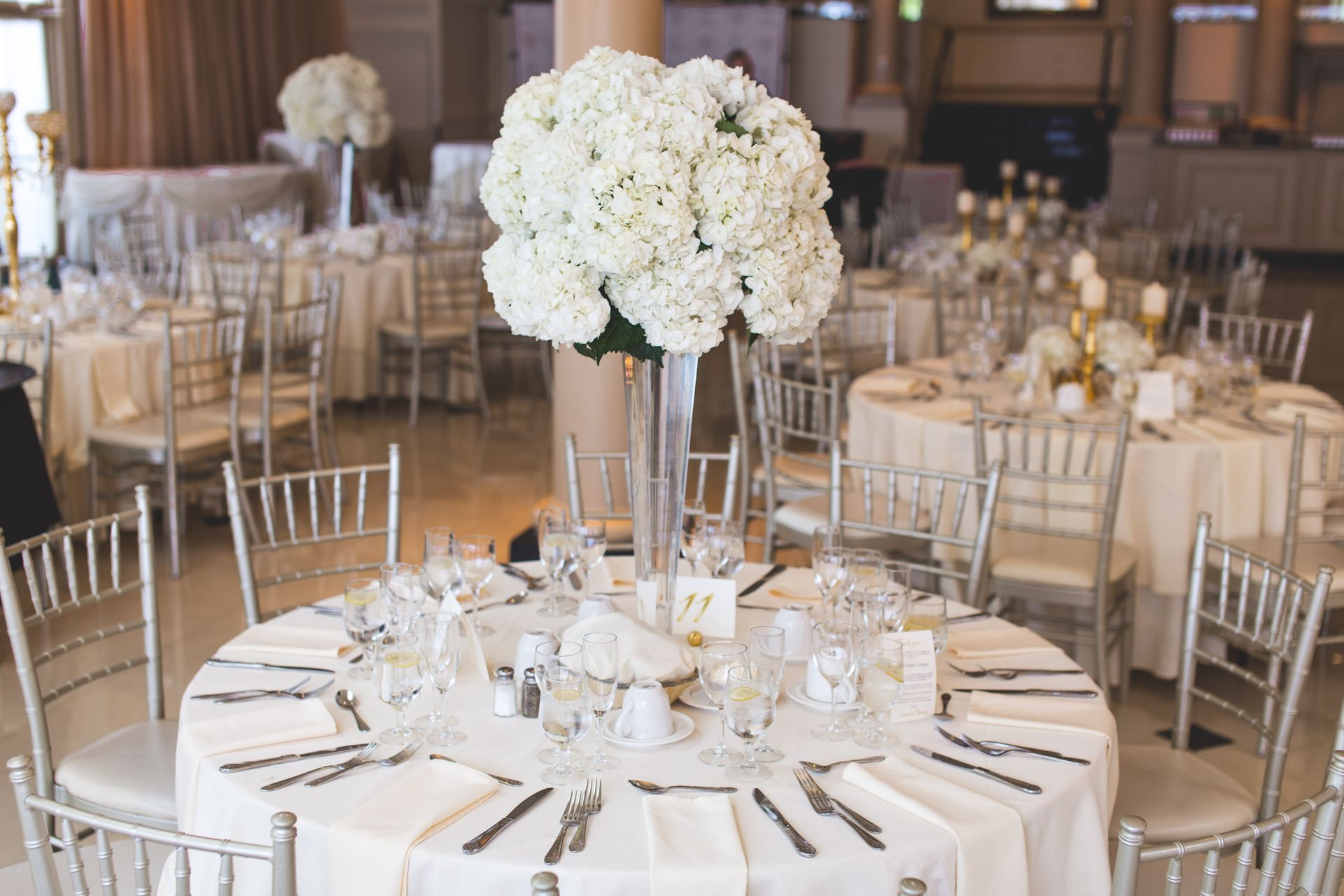 Tavoli decorati per un ricevimento di matrimonio