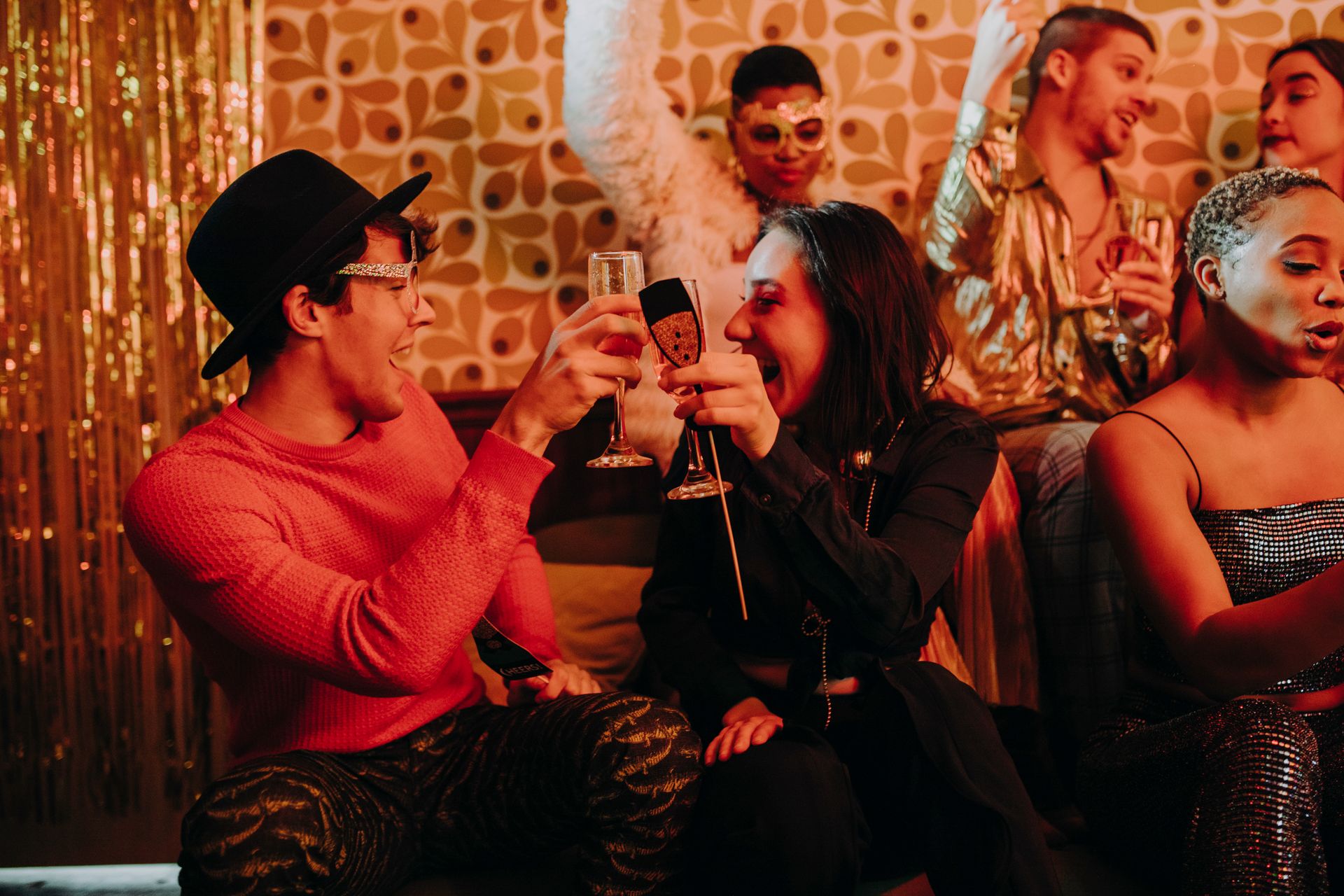 Brindisi di festa con coriandoli
