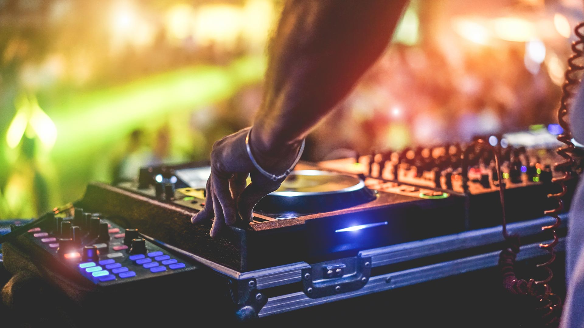 DJ alla consolle durante una serata musicale