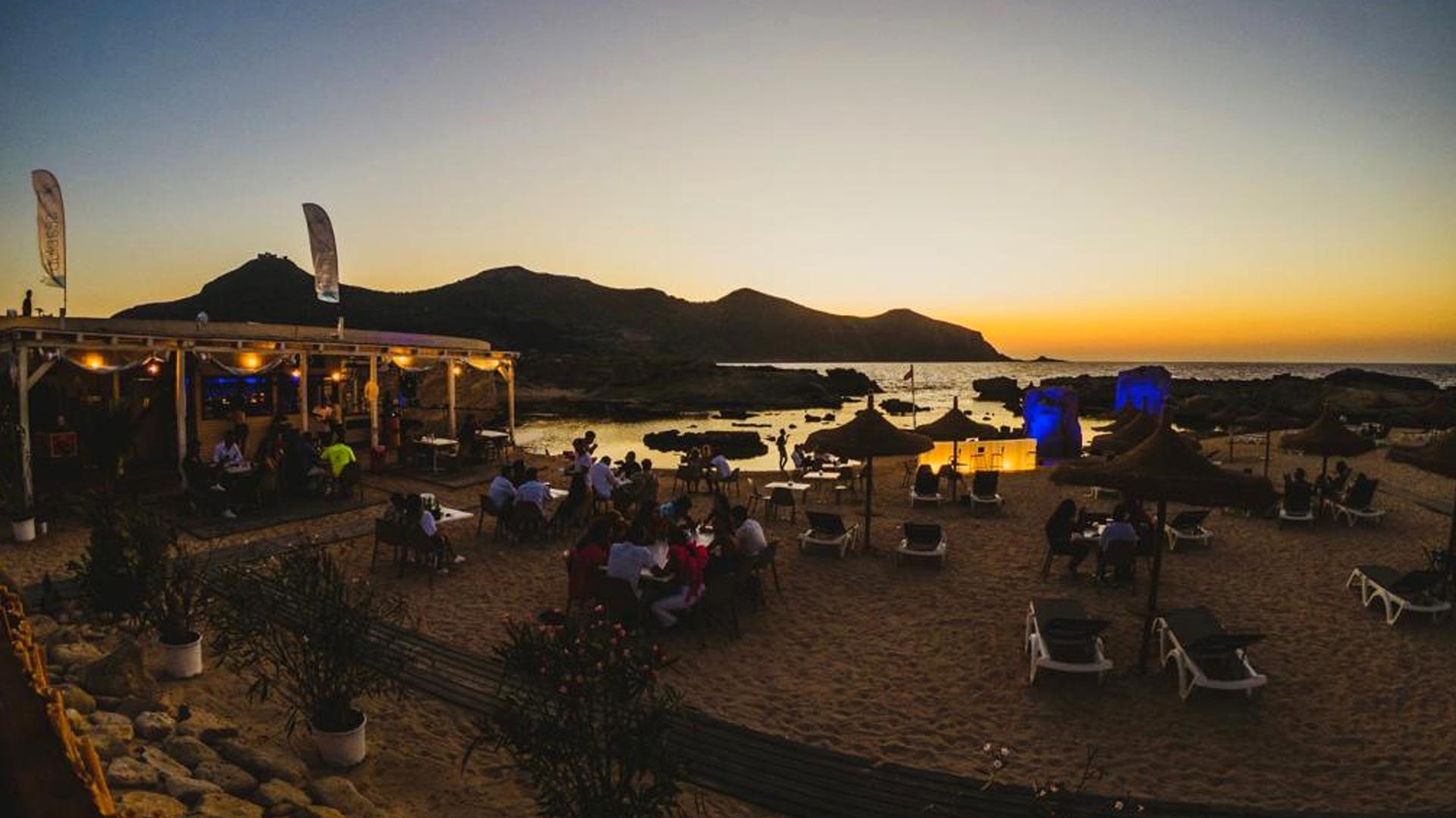 Tavoli e luci del Sea Club al tramonto