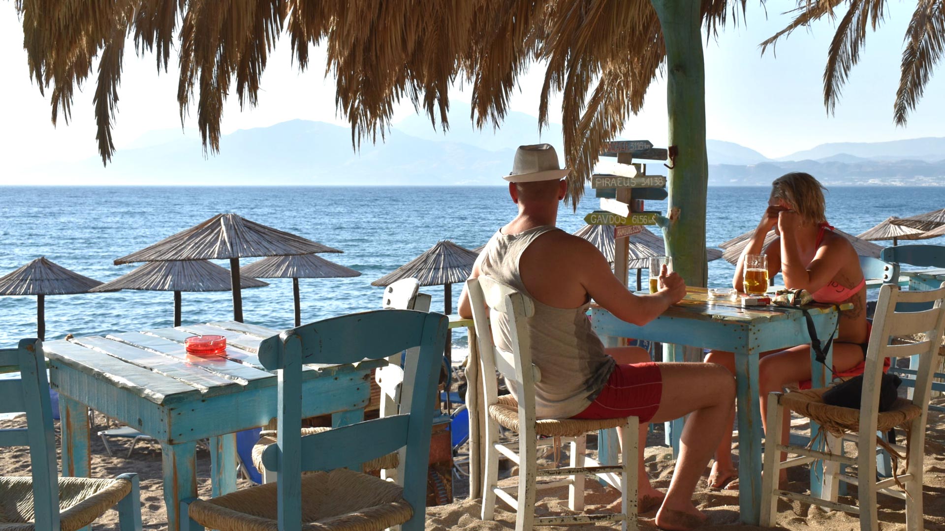 Ospiti al beach bar con vista sul mare